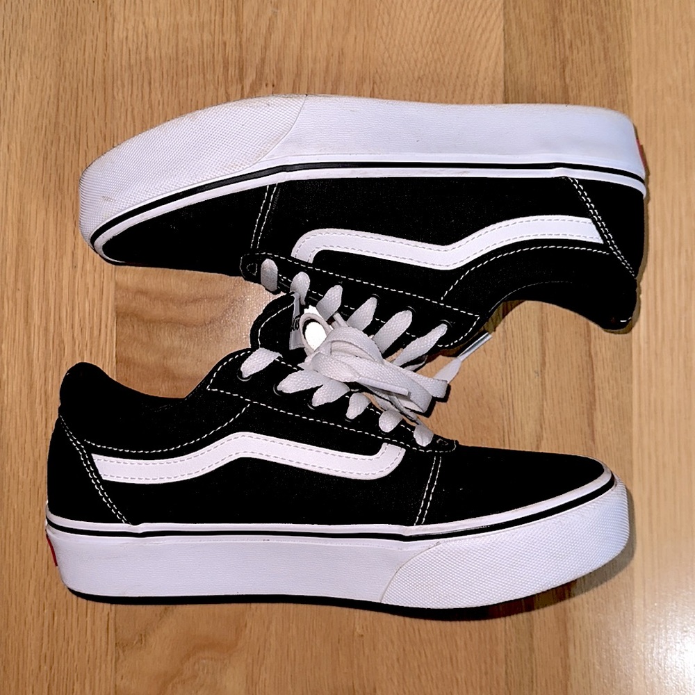❌ SOLD ❌ VANS ward platform sneaker